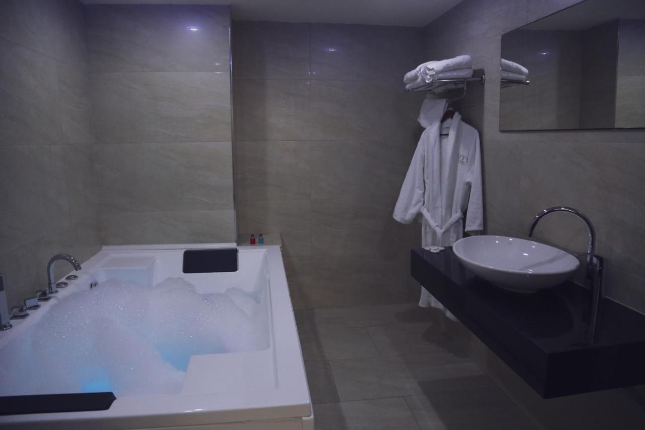 City Hotel Призрен Экстерьер фото