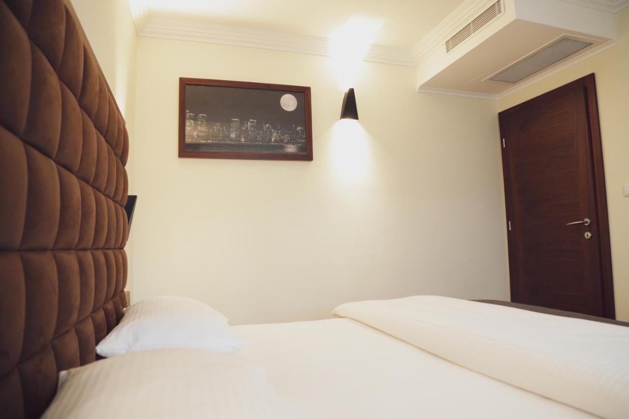 City Hotel Призрен Экстерьер фото